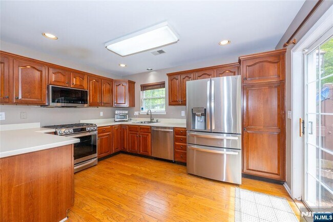 Building Photo - 533 Cascade Ct