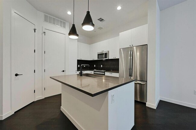 Building Photo - 800 Embassy Dr