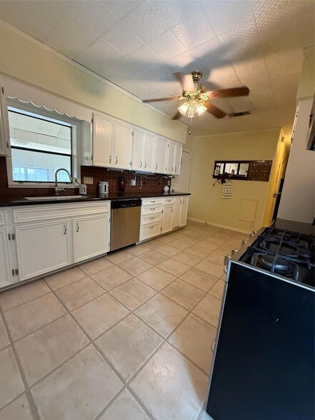 Building Photo - 231 E Live Oak St
