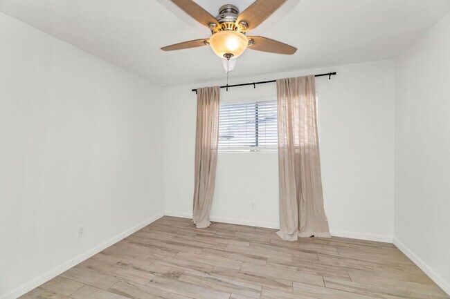 Building Photo - 3904 E Sahuaro Dr