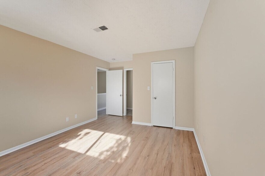 Building Photo - 293 Country Club Dr