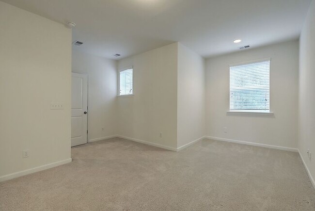 Building Photo - Spacious Mt. Pleasant Townhome!