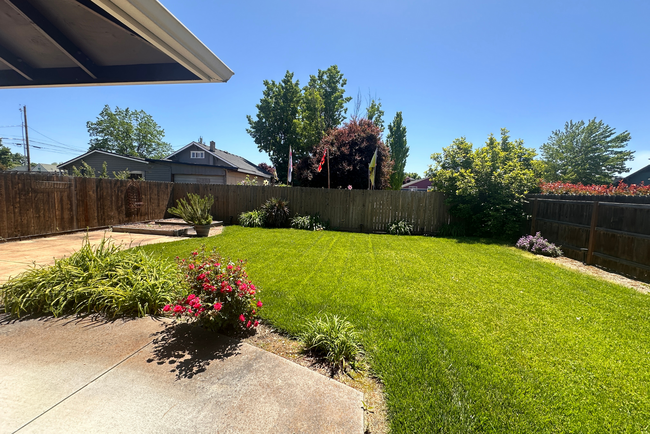 Building Photo - STUNNING 3 Bed/2.5 Bath House in Medford