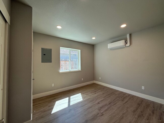 Building Photo - AVAILABLE NOW!  Newly Remodeled 1 bedroom, 1 bath in downtown area, won't last long!