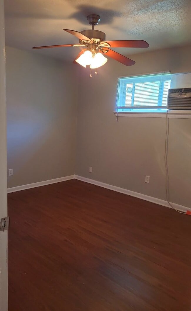 Building Photo - 2BR/1BA Duplex in Brainerd! Vouchers Accepted!
