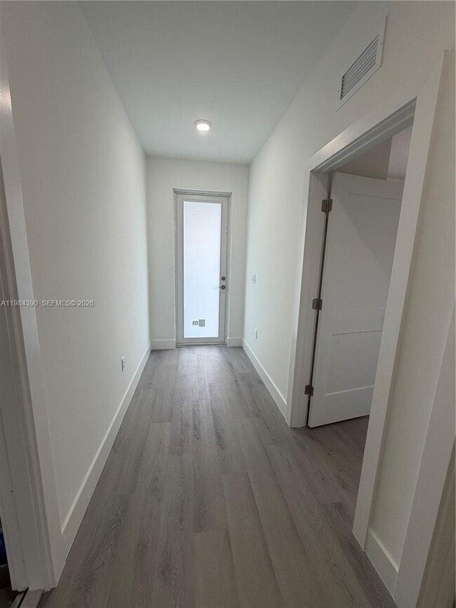 Building Photo - 723 Ivan Ave S