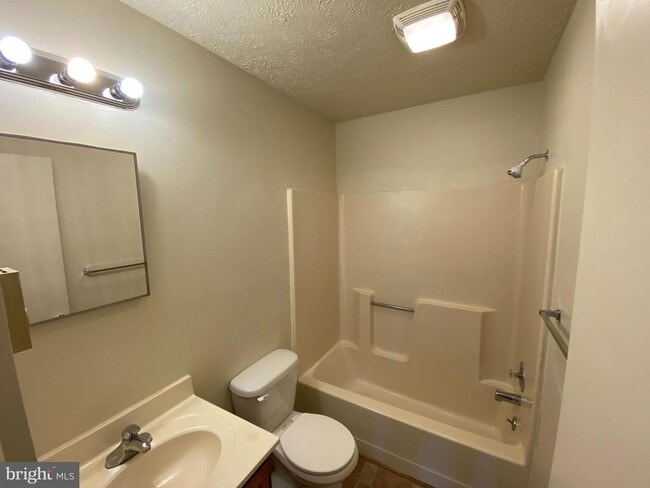 Building Photo - 624 Highview Ct