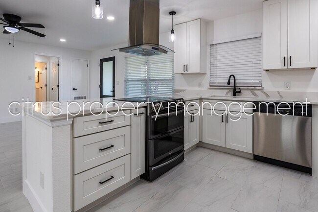 Building Photo - Impeccable, Fully Remodeled 3/2 with Huge Bonus Room Convenient to UCF!