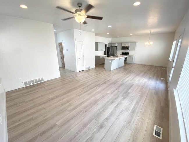 Building Photo - 521 N 20 W