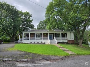 Building Photo - Charming One-Level Retreat with Wraparound...