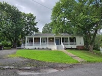 Building Photo - Charming One-Level Retreat with Wraparound...