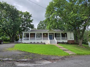 Building Photo - Charming One-Level Retreat with Wraparound...