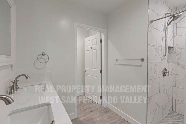 Building Photo - Beautifully Remodeled Single Family Home with Pool