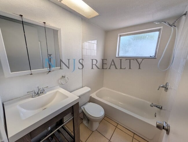 Building Photo - 3/1 over 1000sf home with New flooring, FRESH paint, open floorplan!!