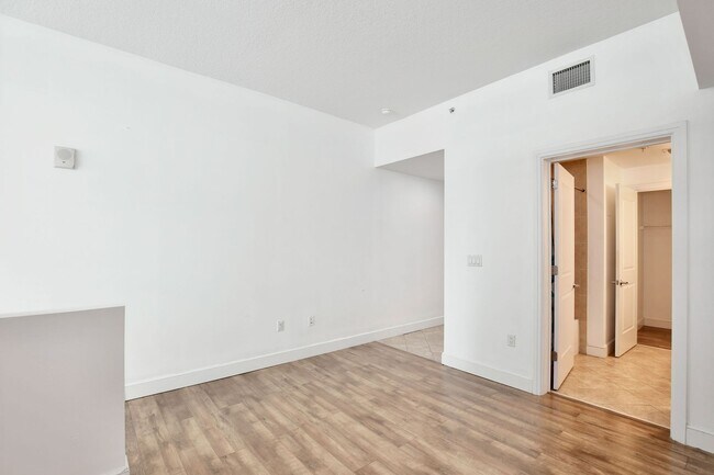 Building Photo - Modern 1/1 Condo in the Heart of Orlando –...