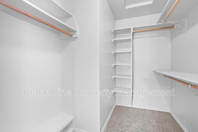 Building Photo - 543 W Bosanka Dr
