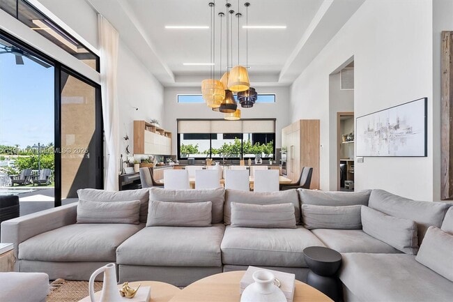 Building Photo - 2215 NE 19th St