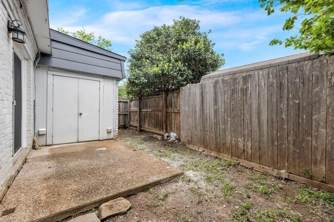 Building Photo - 2808 Skyway Cir
