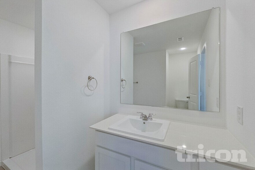 Building Photo - 827 Ginkgo Wy