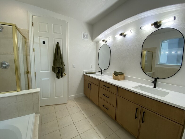 Master bathroom - 1735 N Ogden St