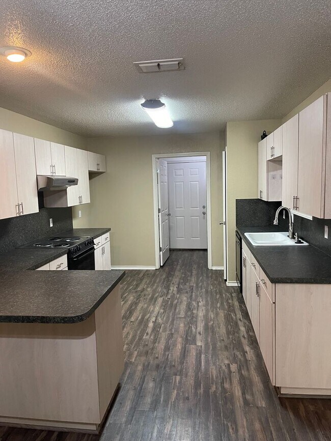 Building Photo - Spacious Duplex