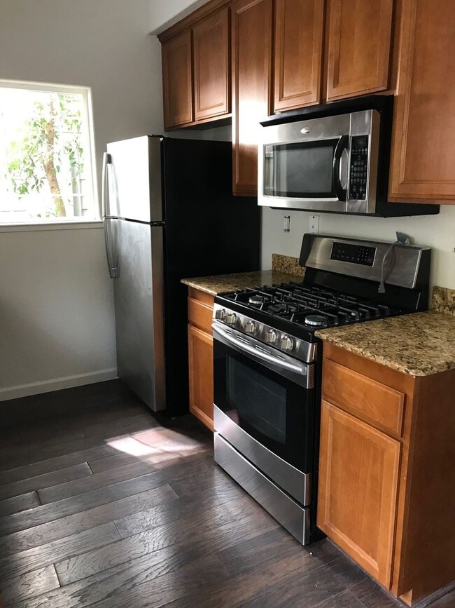 Building Photo - 3 Bedroom Home Close to Gym and Shopping-$1,000 OFF First Month's Rent