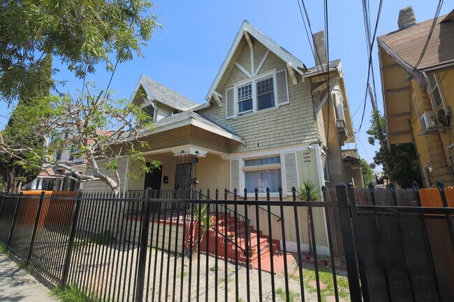 Building Photo - 2626 S Budlong Ave