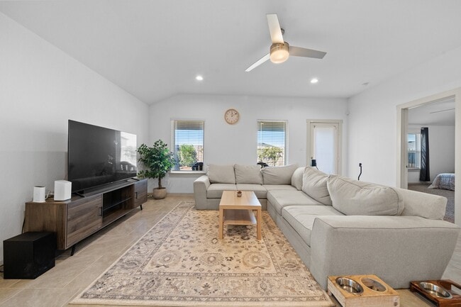 Building Photo - 30010 Reagans Rnch Dr