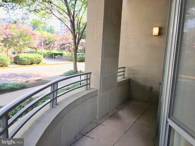 Building Photo - 8220 Crestwood Heights Dr