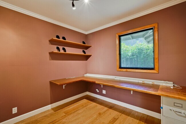 Building Photo - Excellent 3 Bedroom 2 Bath In A Great Neig...