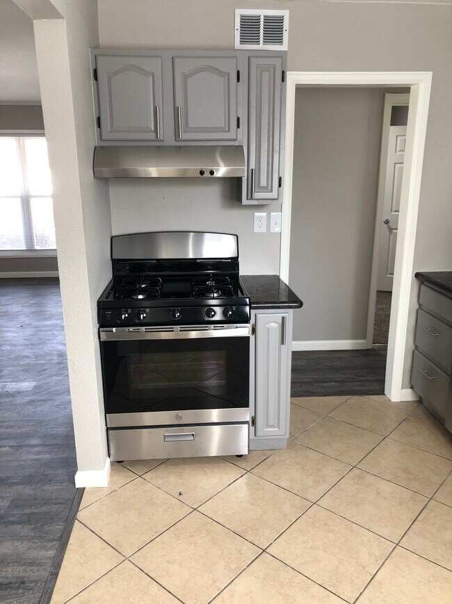 Building Photo - 911 Zion St