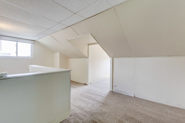 Building Photo - Available August 2026 - 3 Bedroom Home w/ Central AC & Spacious Yard!