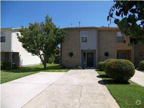 Building Photo - 2 Bedroom/ 1.5 Bath Townhome w/ Washer & D...