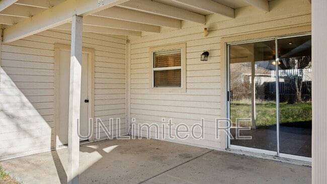 Building Photo - 3232 N Hedgewood Dr