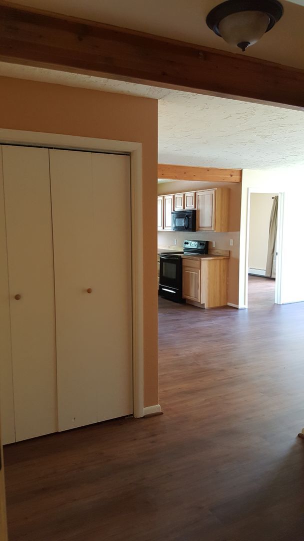 Building Photo - 216 Hemlock St N