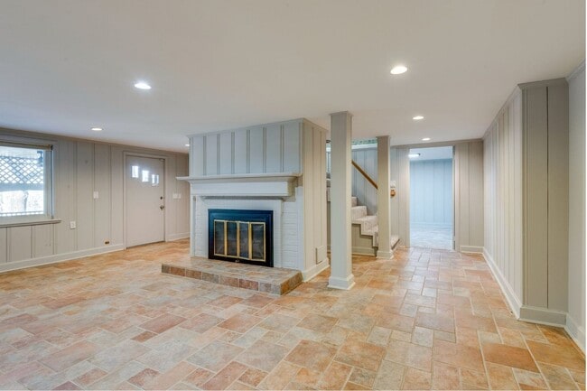 Building Photo - Spacious Green Hills Retreat | 3–4BR, 3BA | Deck, Hot Tub, & Prime Location