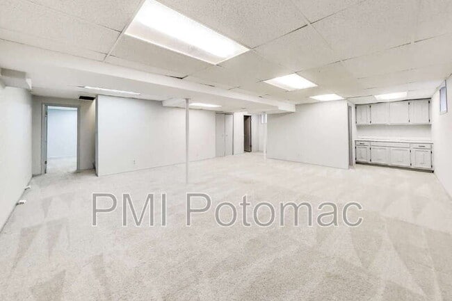 Building Photo - 1718 Crestview Dr