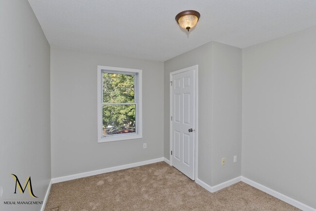 Building Photo - Newly Renovated Duplex Apt | All New Appliances + Off Street Parking