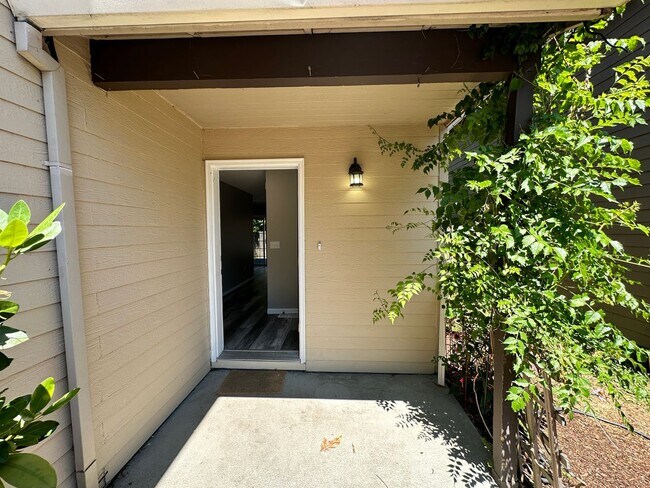 Building Photo - Lydia Court Duplex