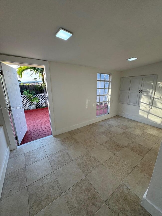 Building Photo - 842 SW 89th Ave