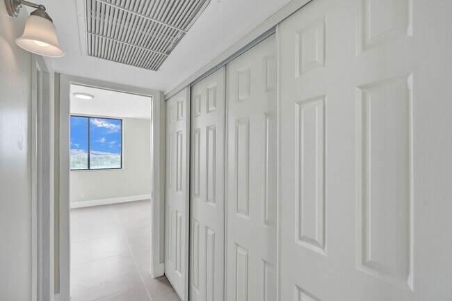 Building Photo - 4810