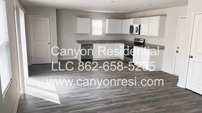 Building Photo - Charming ingle family house!3bedrooms, 3ba...