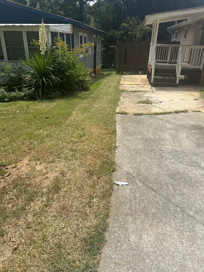 Building Photo - 3bd/1ba w/ Side Porch and Fully Fenced In Backyard!