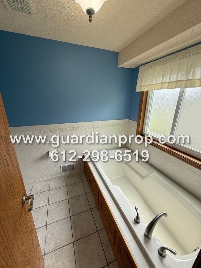 Building Photo - Maplewood House Available Now, Open Floor ...
