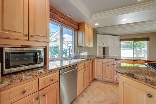 Building Photo - Fantastic ocean views in this spectacular ...