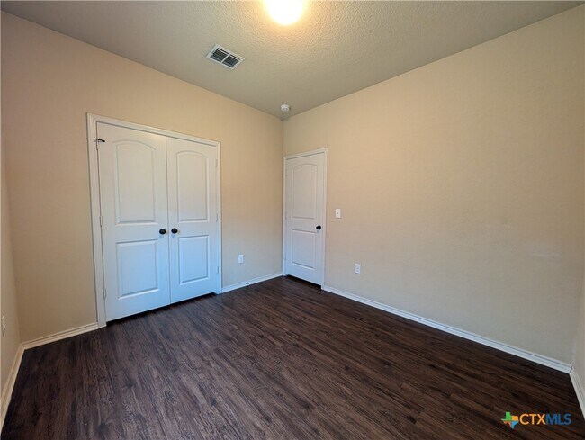 Building Photo - 660 Creekside Cir