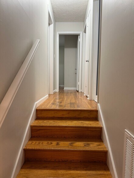 Building Photo - 401 Old Hopkinsville Hwy