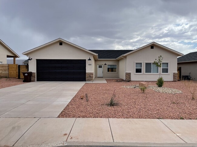 Primary Photo - 1555 W Creekside Dr