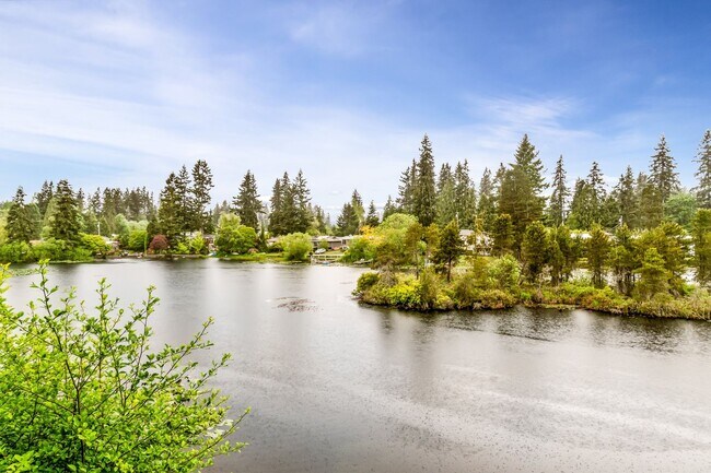 Building Photo - 2 Bedroom 1 Bathroom Lakeside Unit!