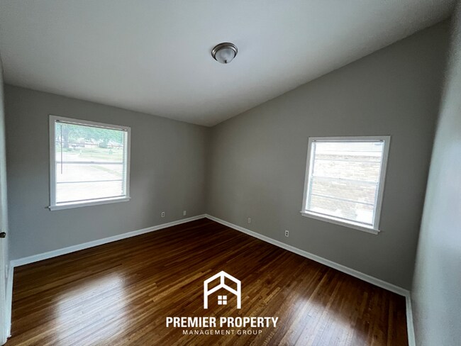 Building Photo - Charming 3BR/2BA Home Near Parkway Village | Hardwood Floors Throughout & Fenced Yard